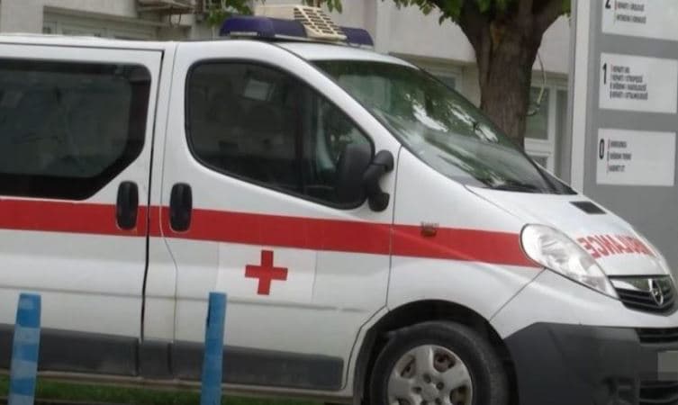Kërkoi ndihmë sa ishte në pishinë, vdes një burrë në Spitalin e Pejës
