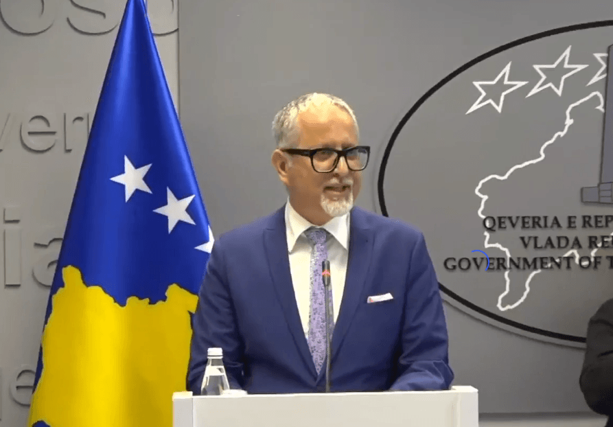 Vitia nënshkruan udhëzimin administrativ për vendosjen e fotove si mesazh informues për efektet negative të duhanit