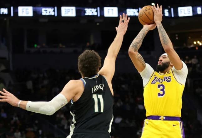 Lakersat e tregojnë forcën ndaj Bucks
