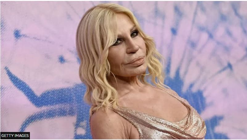 Stilistja italiane, Donatella Versace, mbetet e bllokuar në lift (VIDEO)