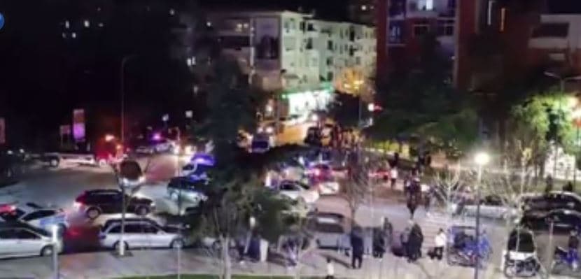 Aksident në qendër të Durrësit, makina përplas policin