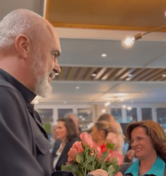 Edi Rama shpërndan lule për gratë nën tingujt e këngës së Yll Limanit (VIDEO)