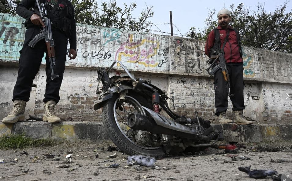 Dy të vrarë pasi një motoçikletë e ngarkuar me eksploziv shpërthen në Pakistan