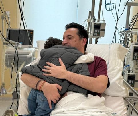 Erion Veliajn e viziton djali i tij pas daljes nga operacioni