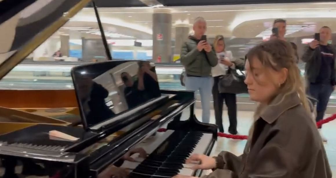 Filharmonia e Kosovës koncert të shkurtër në Aeroportin e Romës: "Unë biri yt Kosovë" (VIDEO)