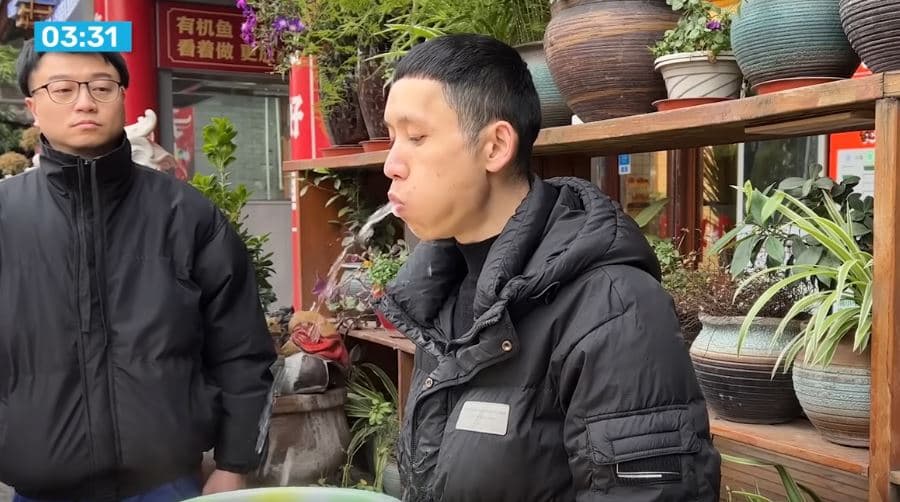 Kinezi rikthehet në "fontanë uji" për gati 6 minuta (VIDEO)