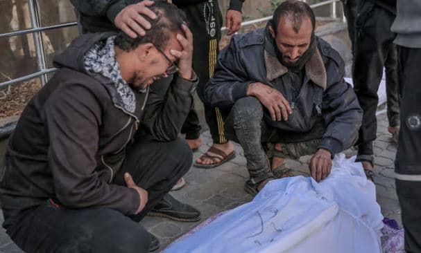 Izraelit i bëhet presion që të hetojë vrasjet e palestinezëve te turma e mbledhur për ndihma