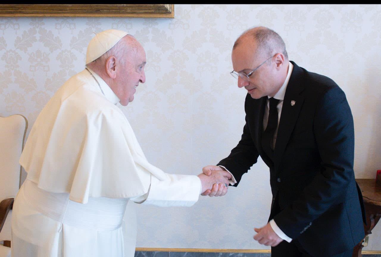 Ministri shqiptar pritet në Vatikan nga Papa Françesku, vlerësohet shembulli i Shqipërisë për botën
