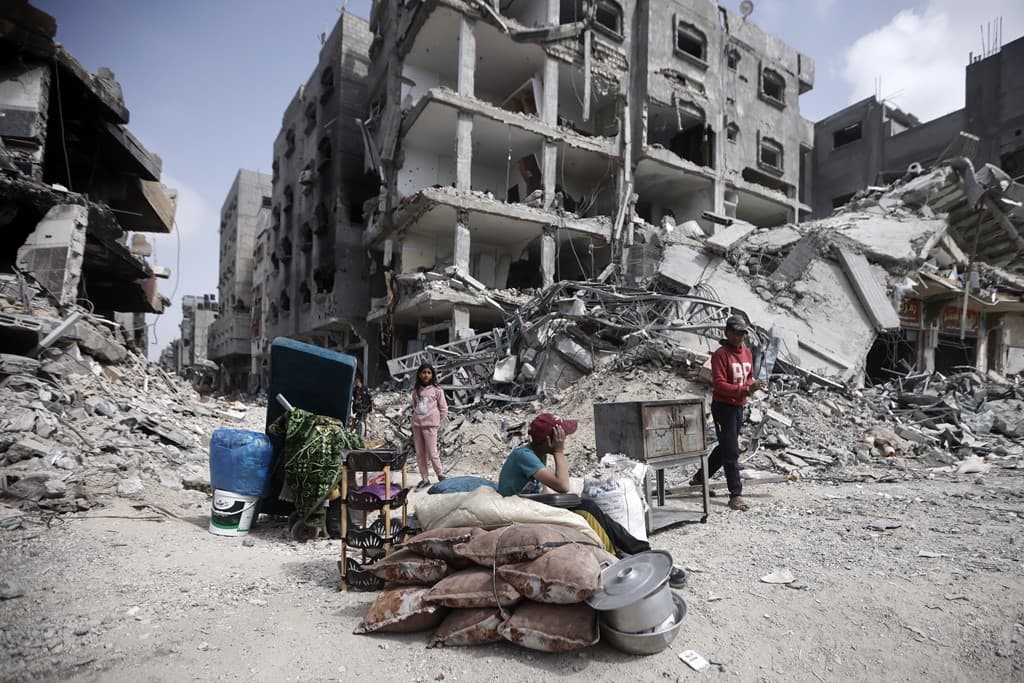 Pamje të disa palestinezëve teksa kthehen në shtëpitë e shkatërruara në Khan Younis