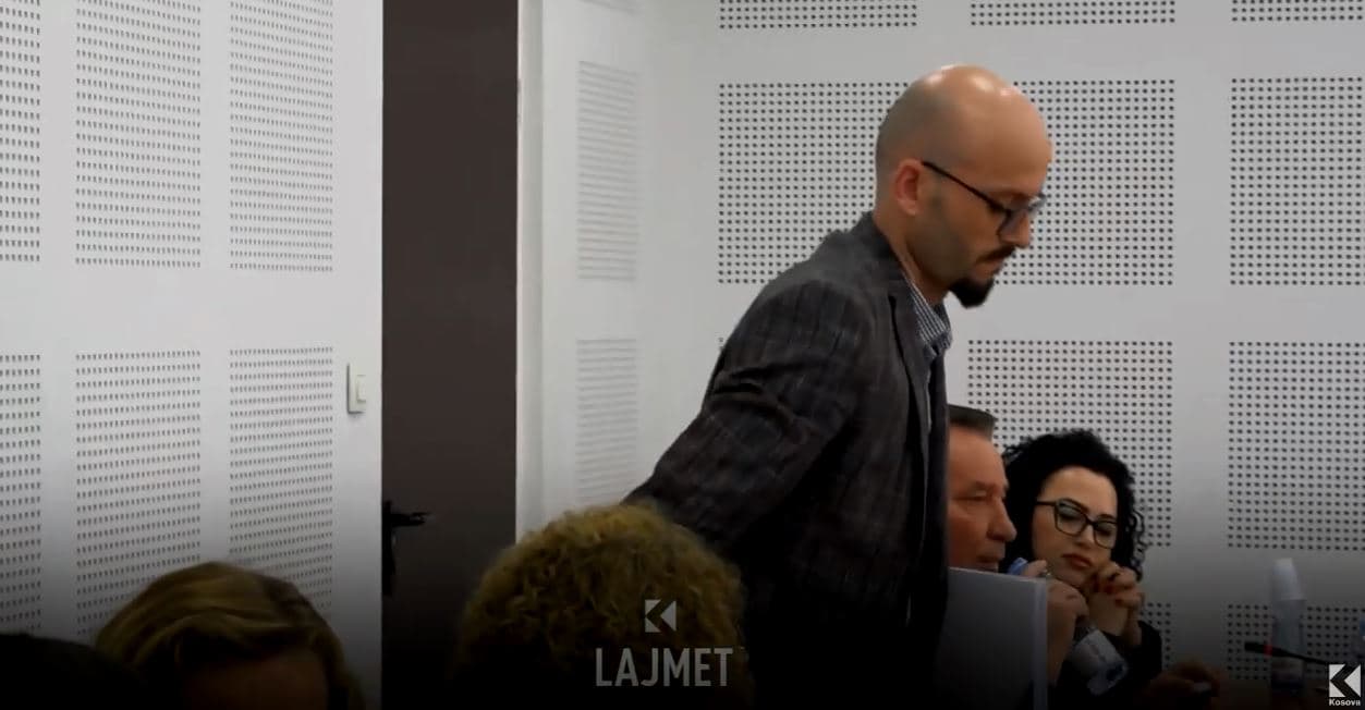 U grind me deputeten, shefi i kabinetit të ministres Hajdari përjashtohet nga mbledhja (VIDEO)