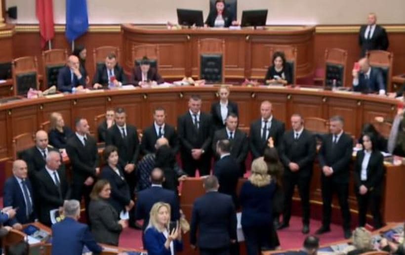Përsëri kaos në Kuvendin e Shqipërisë, kalon projektligji për investime strategjike