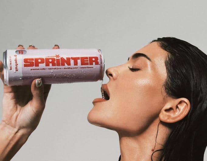 Kylie Jenner na prezanton me pijen e saj më të re