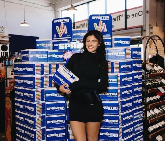 Kylie Jenner ndan momente nga lansimi i pijes së saj