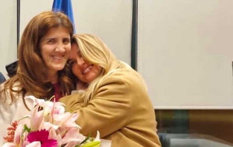 Leonora Jakupi e pret me lule Ganimete Musliun: Mirë se erdhe motrushja ime (FOTO)
