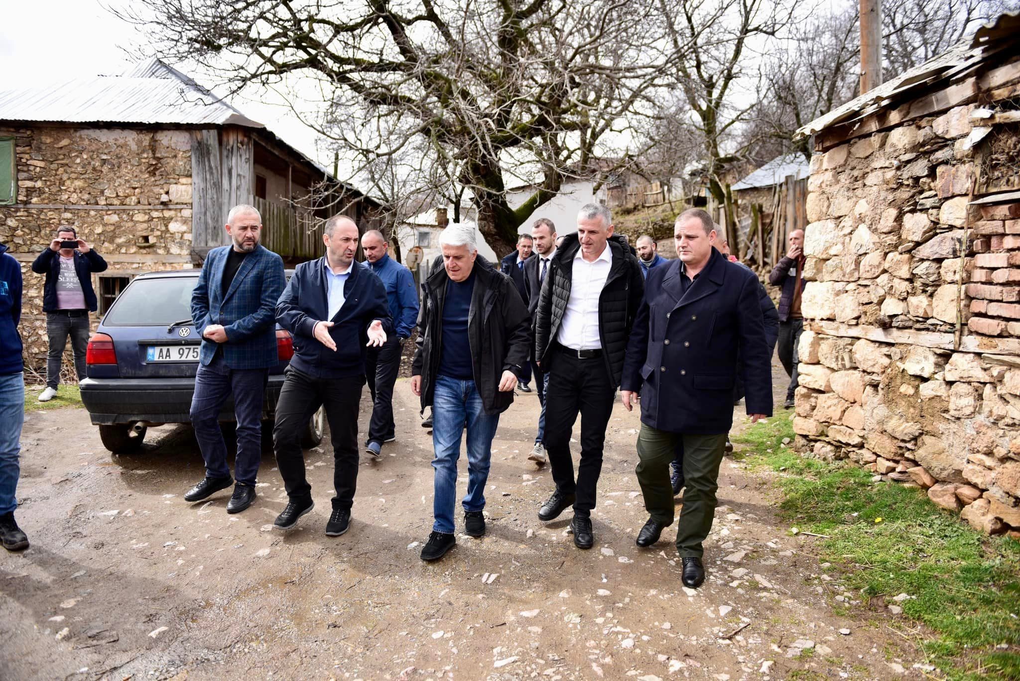 Aliu: Kanë filluar punimet për ndërtimin e rrugëve që ndërlidhin fshatrat e Kosovës dhe Shqipërisë