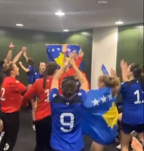 Vajzat hendbolliste ia kushtojnë fitoren Kosovës, këndojnë për Adem Jasharin (VIDEO)
