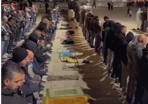 Mijëra besimtarë luten në xhaminë al-Aksa, pavarësisht kufizimeve izraelite (VIDEO)