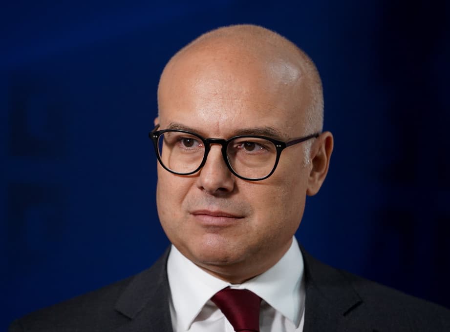 “Kurti vazhdon me politikën e tij”, Vuçeviq reagon për tabelën e KOSTT-it në Zveçan