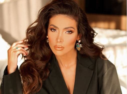 Nora Istrefi pozon para pasqyrës