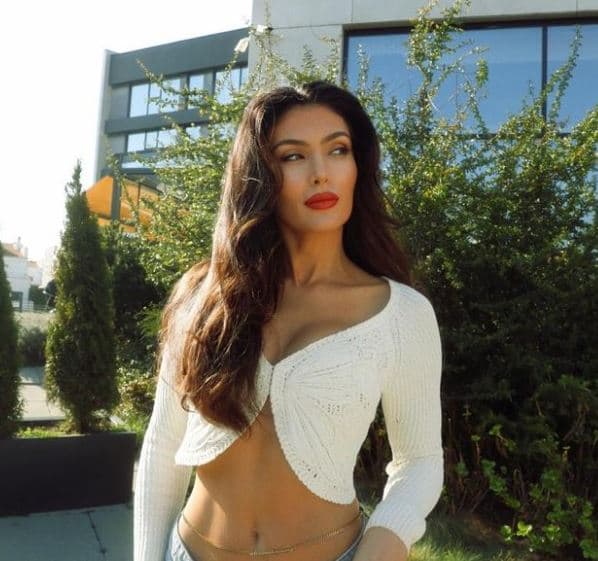 Nora “bën dritë” në fotot e fundit