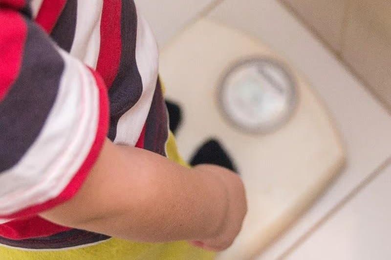 Obeziteti i fëmijërisë lidhet me rrezikun më të lartë për sklerozë të shumëfishtë më vonë gjatë jetës