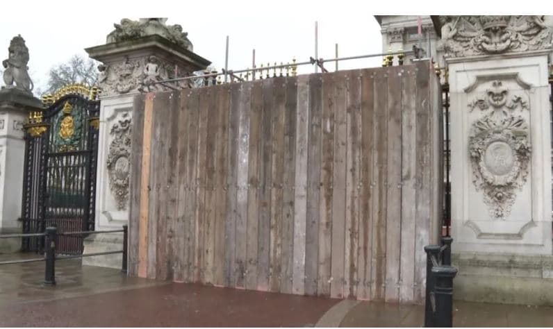 Arrestohet një person pasi u përplas me portën e Pallatit Buckingham