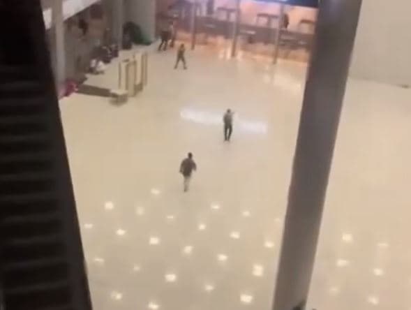 Pamje nga sulmi në sallën e koncerteve në Moskë (VIDEO)