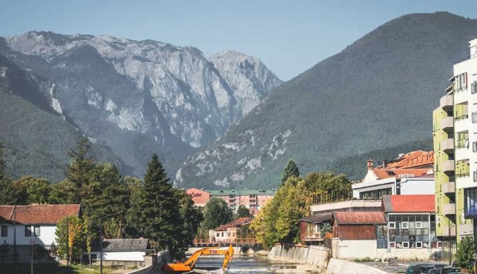 Pejë: Burri fle jashtë, gruaja nuk e la të futet në banesë