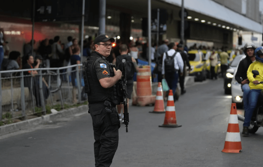 Brazil: Lirohen 17 pengje nga një person i armatosur në një autobus, 2 të plagosur