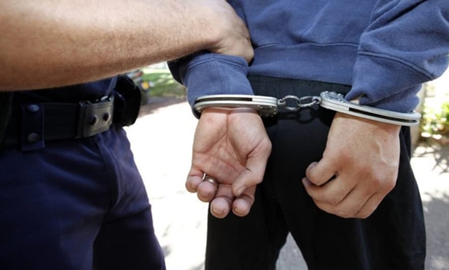 Babë e bir arrestohen në Lushnjë, shisnin drogë në afërsi të shkollave