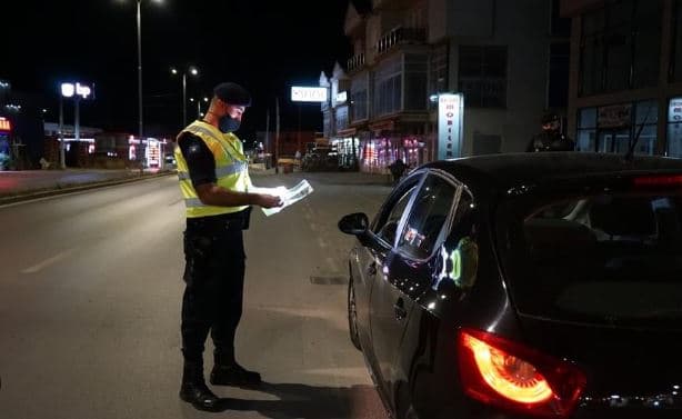 Voziti me patentë të konfiskuar, gjobitet 25-vjeçari me 300 euro dhe i vazhdohet masa për 6 muaj të tjerë