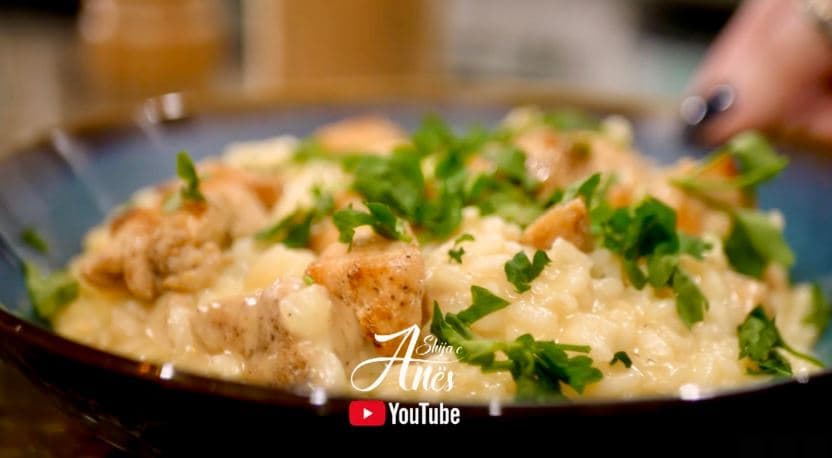 Super receta e rizotos me pulë nga ‘Shija e Anës’ (VIDEO)
