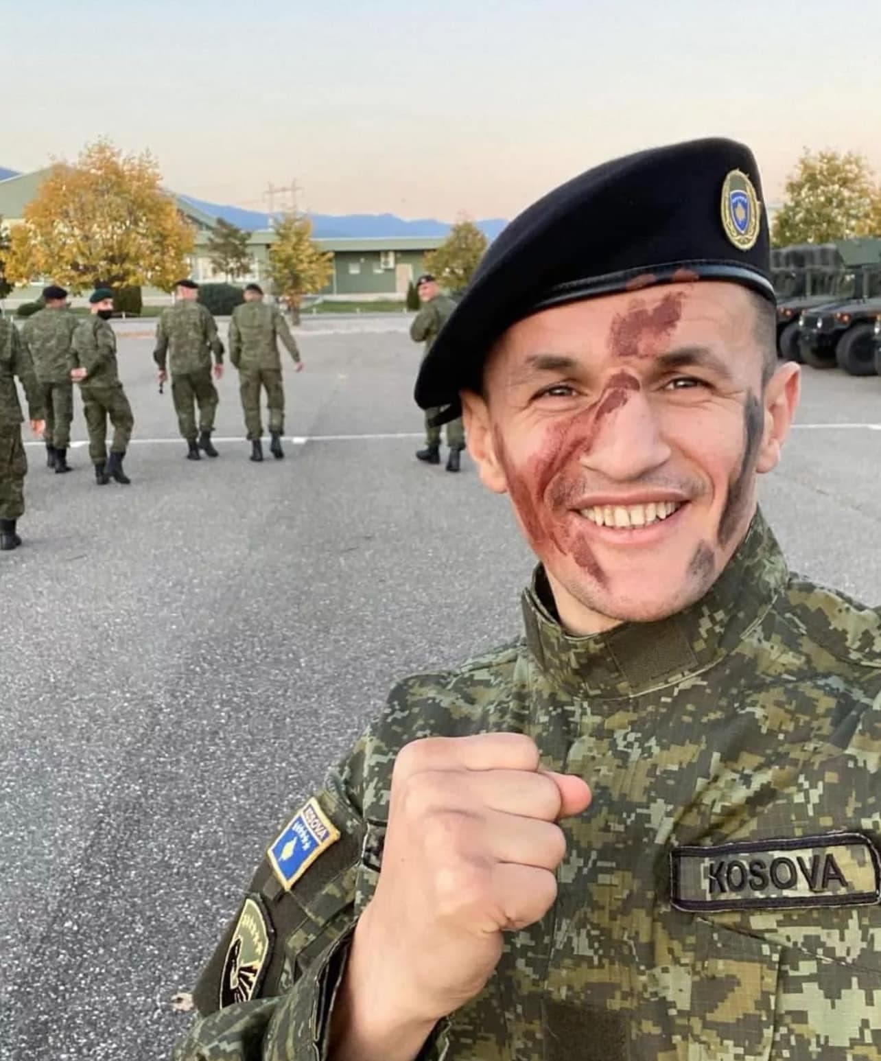 Robin Krasniqi e riposton foton me uniformën e ushtrisë: Unë, biri yt Kosovë