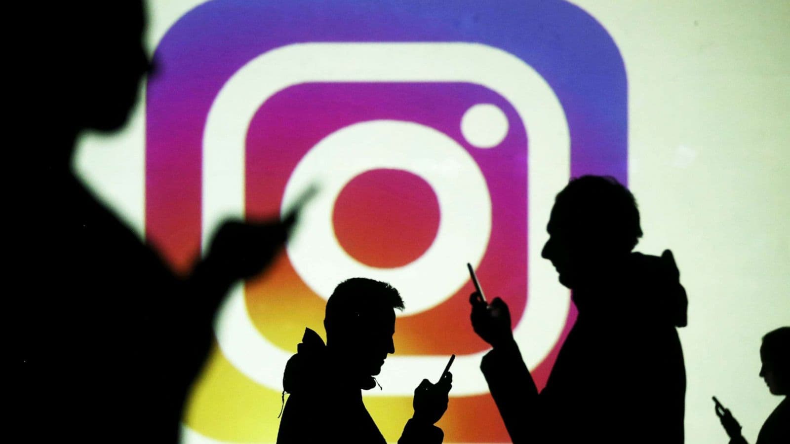 Poston fotografi me armë në rrjete sociale, policia e interviston