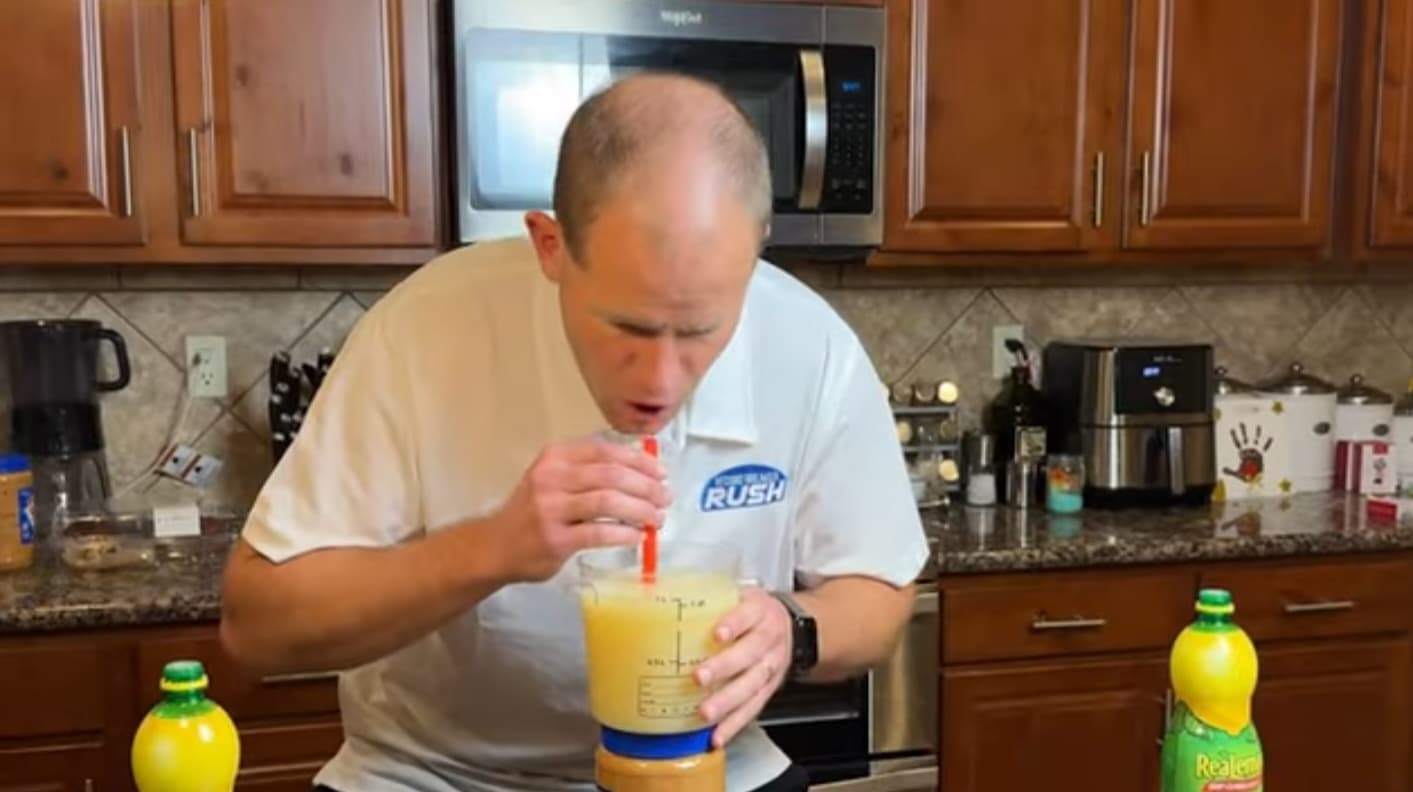 Burri nga ShBA-ja pi një litër lëng limoni për të thyer rekordin Guinness (VIDEO)