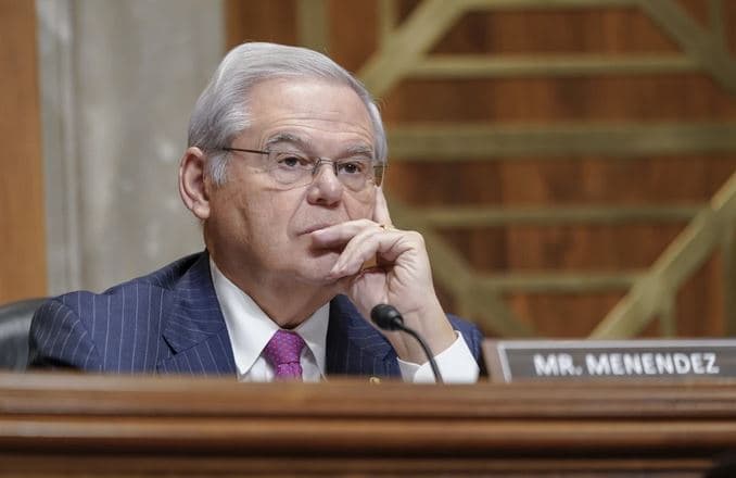 Senatori Menendez shpallet fajtor, mori ryshfet shufra ari e Mercedes-Benz