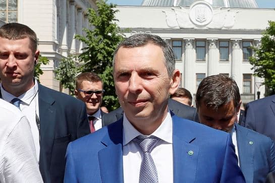 Zelensky shkarkon ndihmësin e një kohe të gjatë, ndërsa riorganizimi i gradave të larta vazhdon