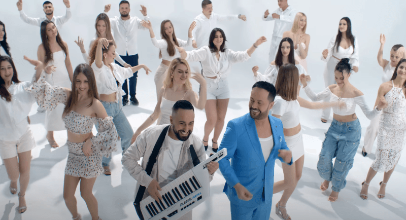 “Më jep ujë se plasa” thotë Sinan Hoxha në këngën e re (VIDEO)