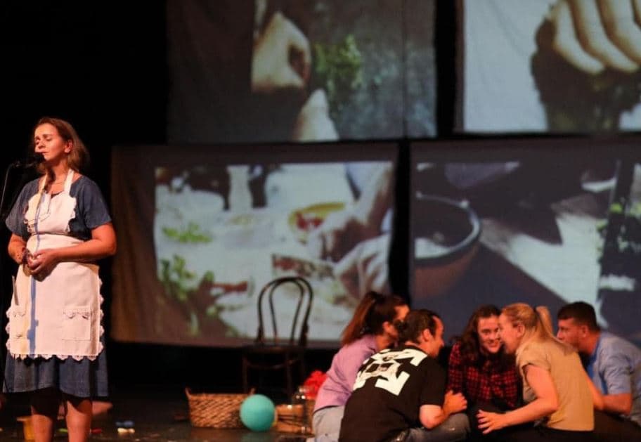 Nga sot në Teatrin Kombëtar fillon shfaqja "Kopshti i Hijeve", tregohet historia e familjes Bogujevci