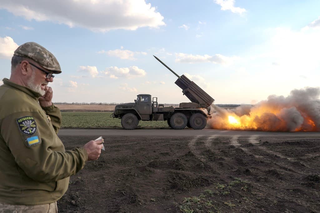 Foto nga vija e frontit: Trupat ukrainase përdorin sistem të shumëfishtë raketash për të qëlluar drejt linjave ruse