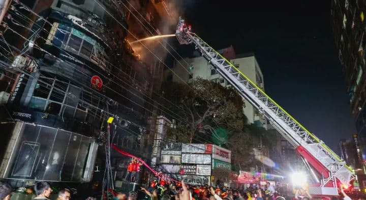 43 të vdekur nga zjarri në një ndërtesë në Bangladesh