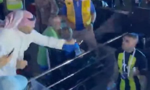 Tifozi sulmon me kamxhik futbollistin pas ndeshjes (VIDEO)