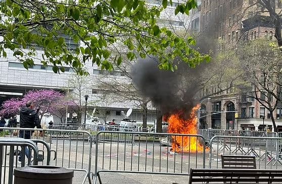 Vdes burri që i vuri flakën vetës jashtë gjyqit të Trumpit