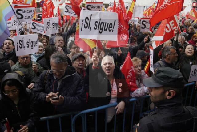 Dhjetë mijë protestues në Madrid kundër dorëheqjes së kryeministrit Pedro Sanchez