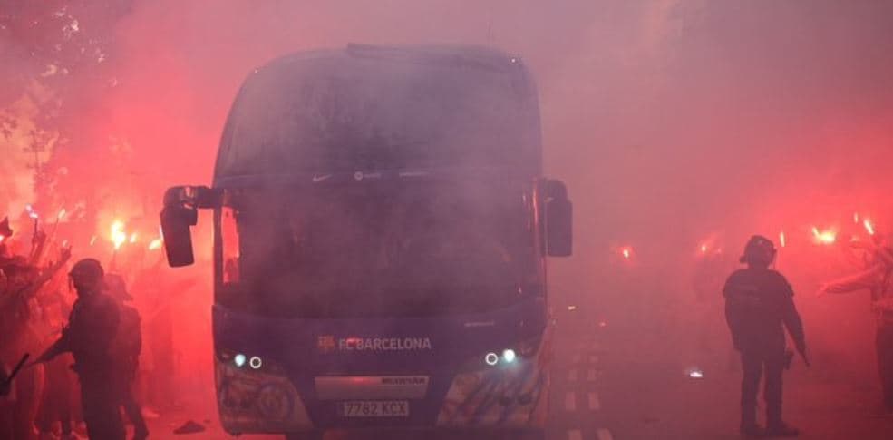 Tifozët e Barcelonës e godasin me gurë autobusin e ekipit të tyre, e ngatërrojnë me atë të PSG-së