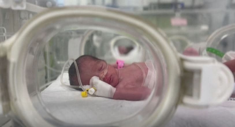 Ditë më parë u nxor e gjallë nga barku i nënës së vrarë, vdes foshnja në Gaza