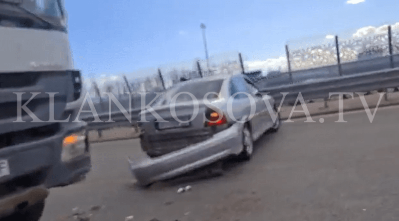 Një kamion dhe dy vetura përfshihen në një aksident te rrethi në Lakrishtë (VIDEO)