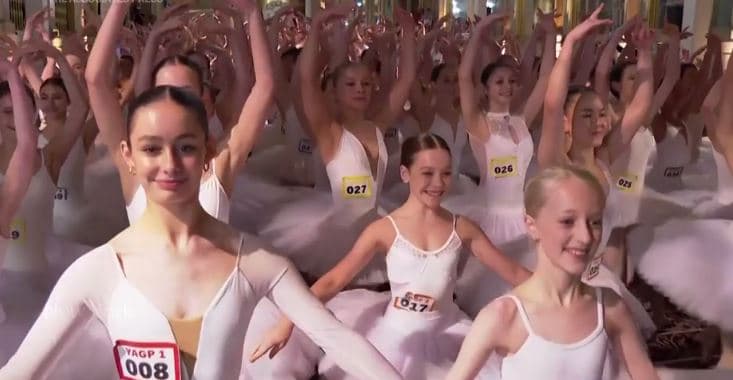 353 balerina thyen rekordin botëror në Nju Jork (VIDEO)