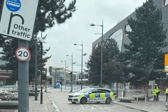 Një 15-vjeçar theret për vdekje në një qendër tregtare në Birmingham