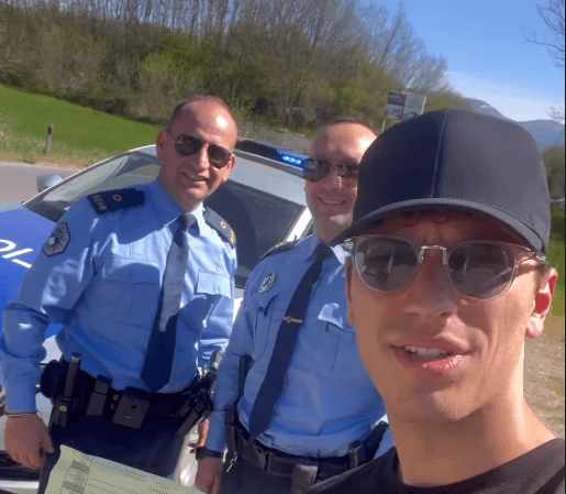 Policia gjobit Blerandon, shkeli rregullat e komunikacionit